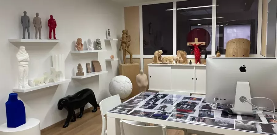 Visuel présentant une salle renfermant des maquettes et oeuvres réalisées par Creaform issues de différentes techniques industrielles