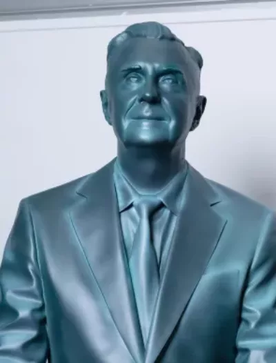 Visuel présentant une sculpture d'un homme en costume réalisée par Creaform