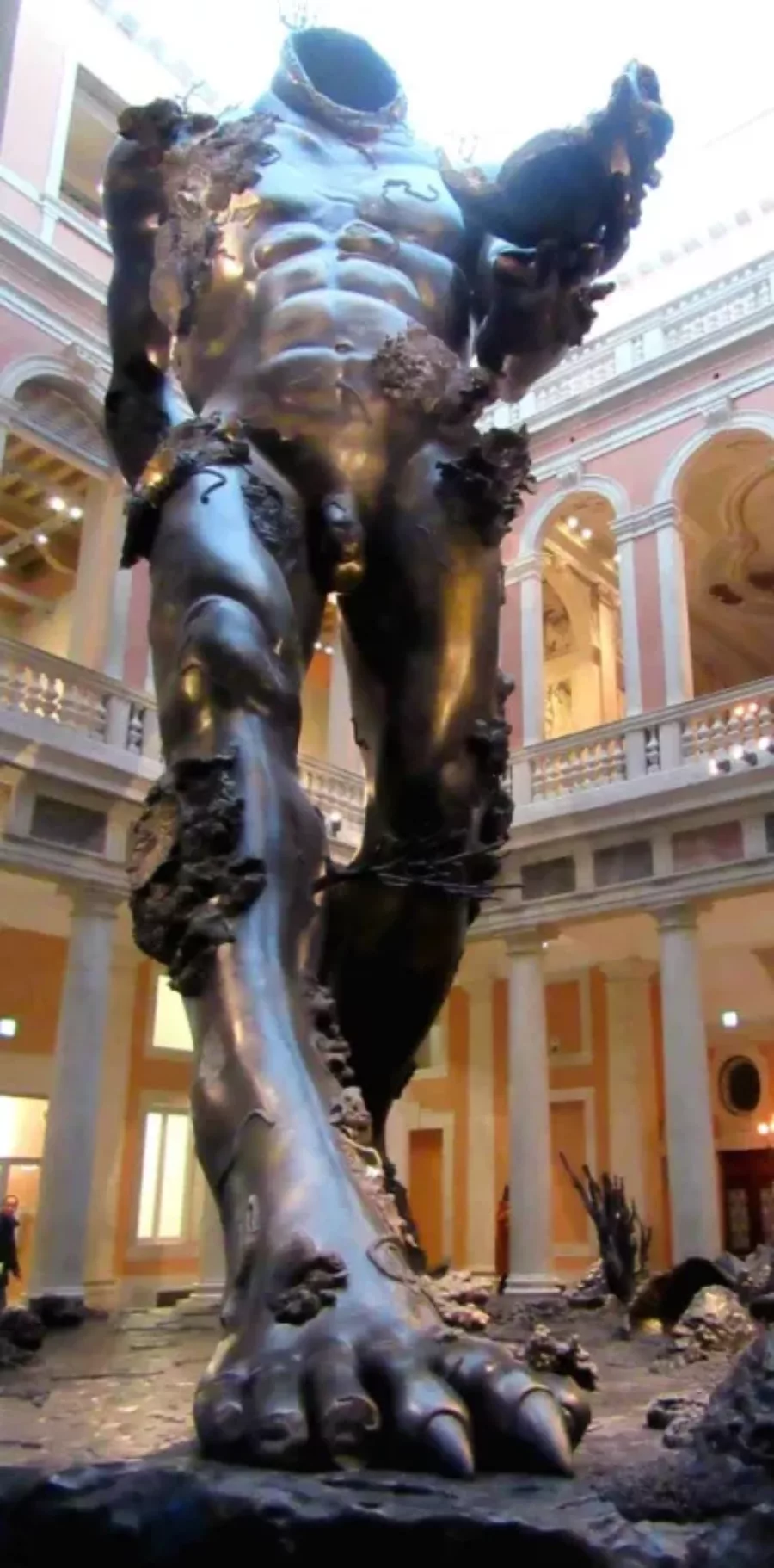 Visuel présentant une statue géante sans tête qui fait parti de l'actualité de Creaform