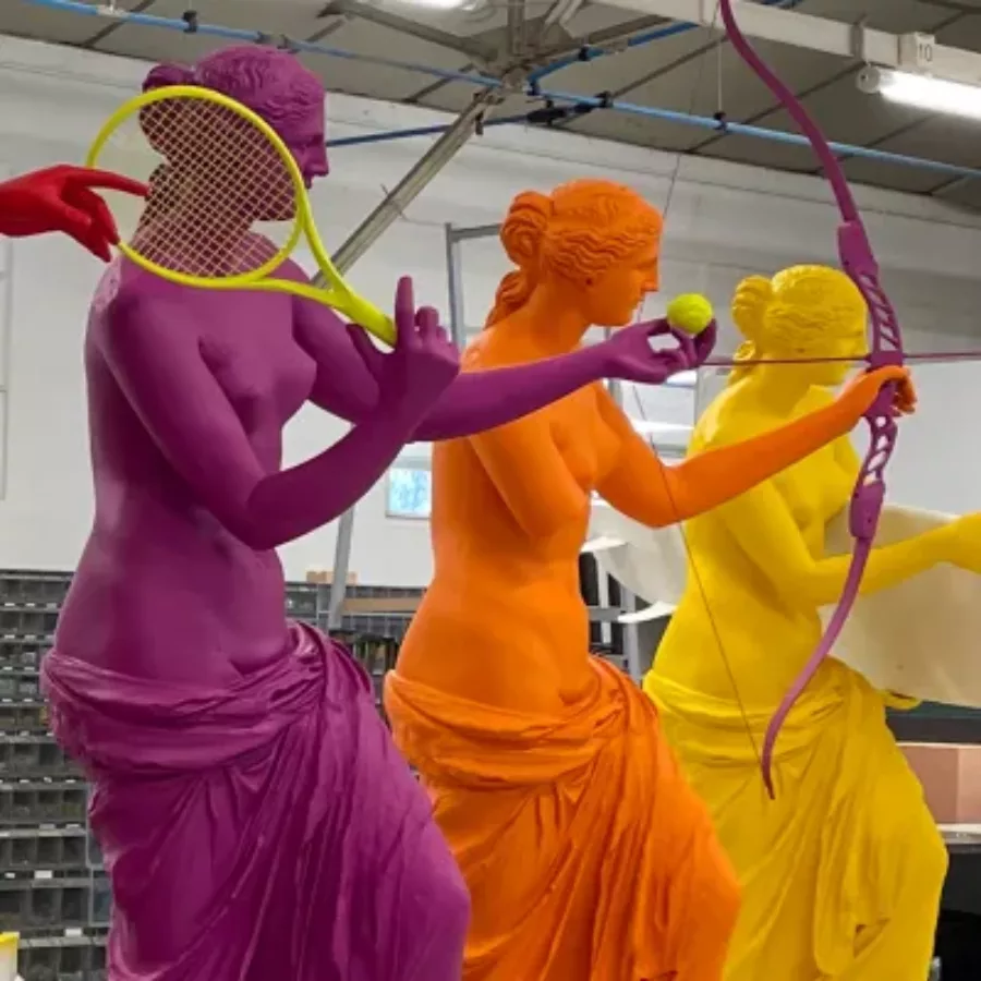 Visuel présentant des statues colorées réalisées grâce aux techniques de Creaform en train de pratiquer un sport