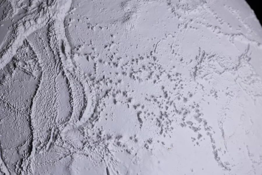 Visuel présentant un zoom sur une planète blanche en bas-relief réalisée par l'équipe de Creaform