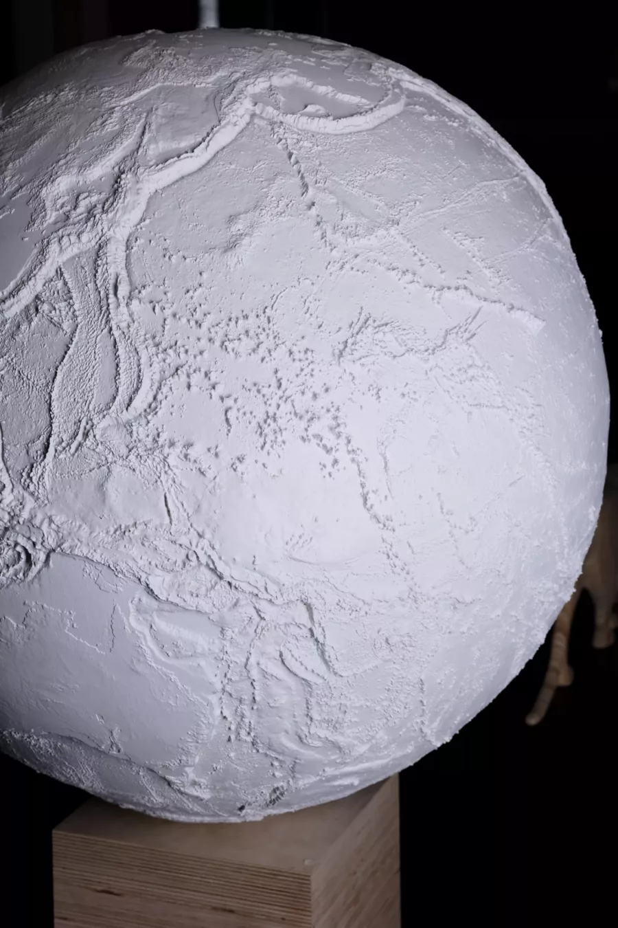 Visuel présentant une planète blanche en bas-relief sur un fond noir réalisée par l'équipe de Creaform