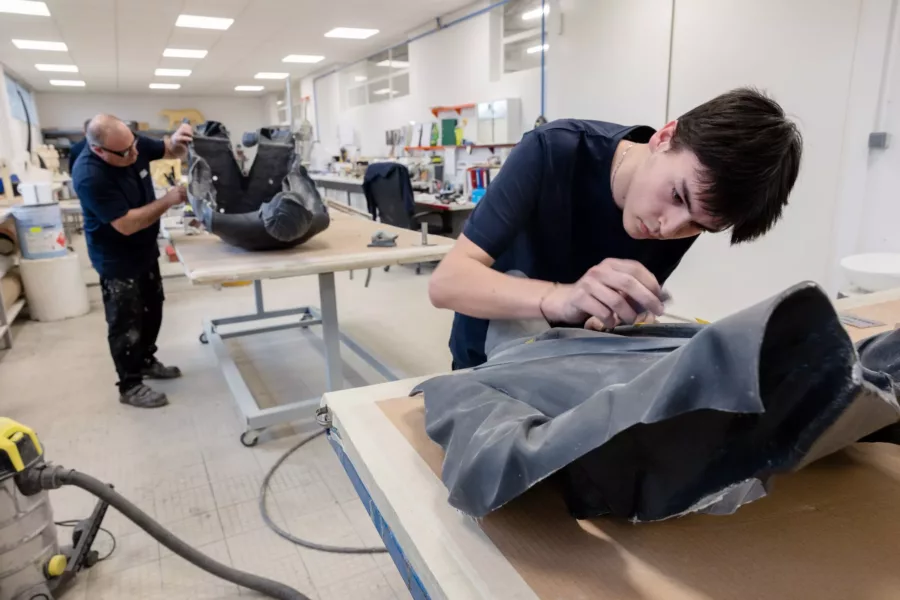 Visuel présentant des employés de l'entreprise Creaform qui travaillent sur des moules