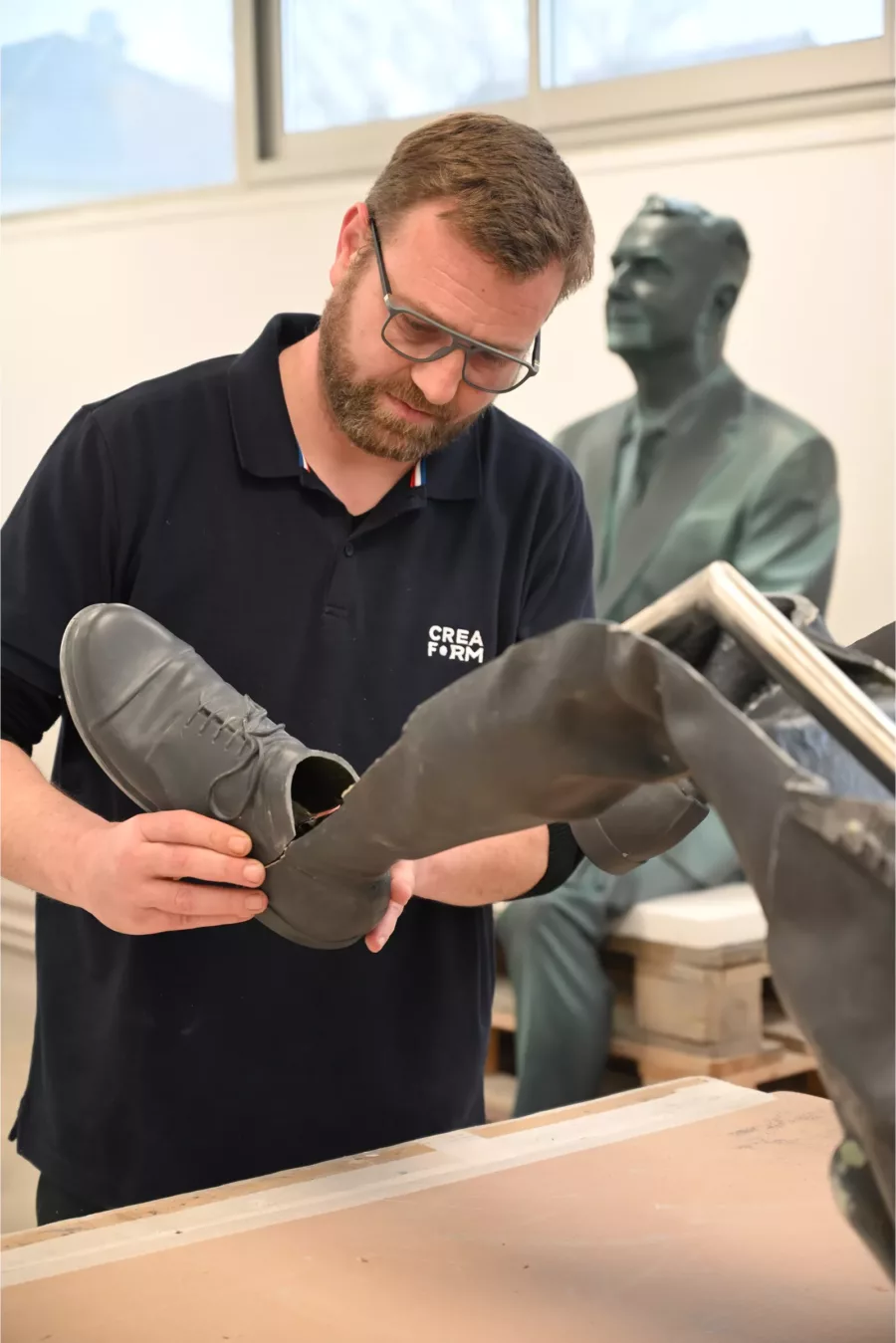 Visuel présentant un employé de Creaform en plein montage d'un moule