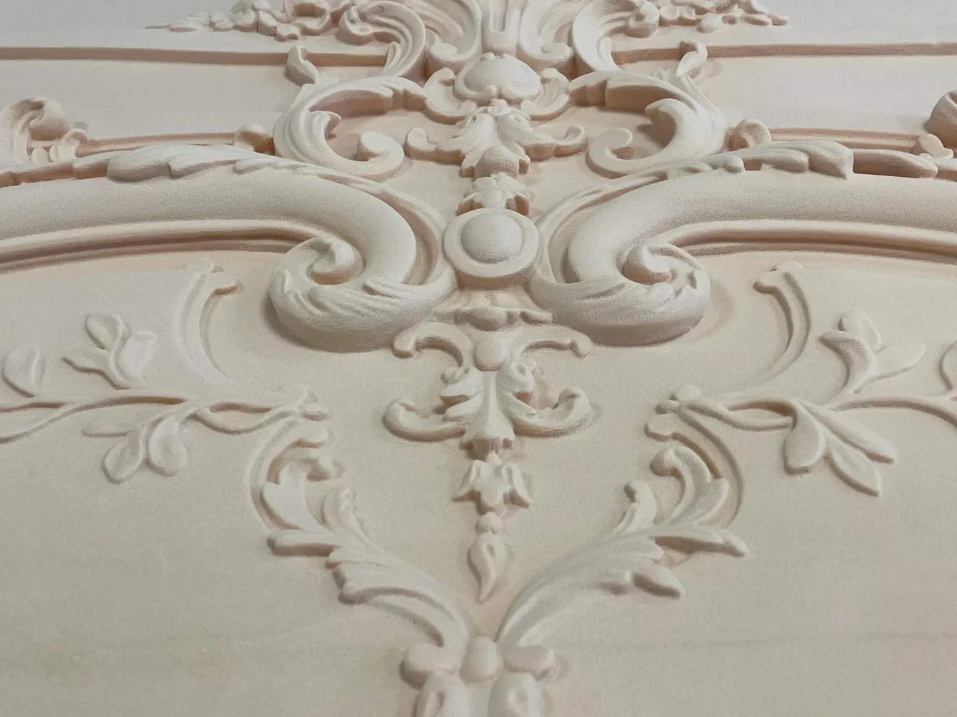 Visuel présentant une moulure en bas-relief sur une façade réalisée par Creaform
