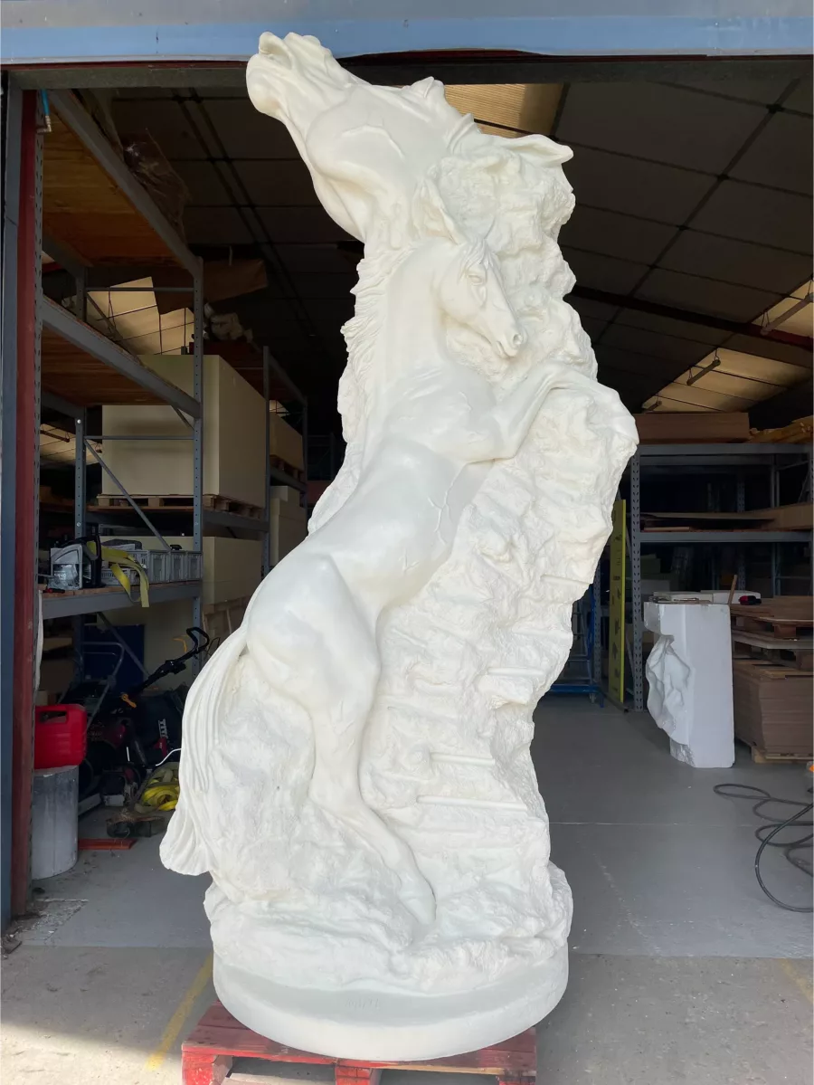 Visuel présentant la sculpture d'un cheval blanc en pleine restauration du patrimoine par Creaform