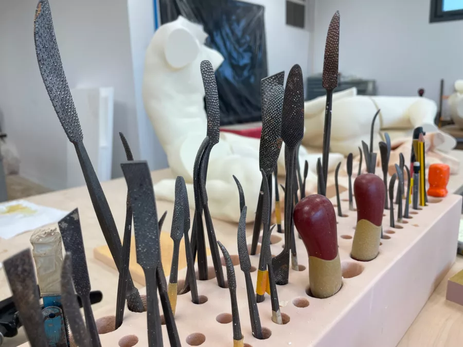 Visuel présentant des outils de création avec un mannequin de Creaform en arrière plan